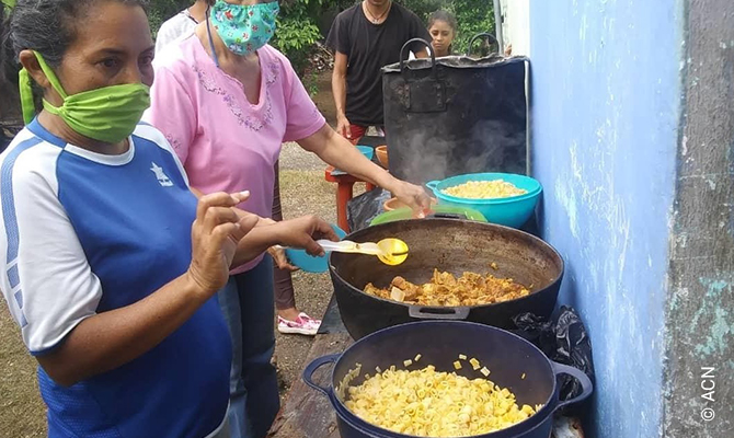 Comida quente para necessitados na Paróquia do Espírito Santo em San Carlos.