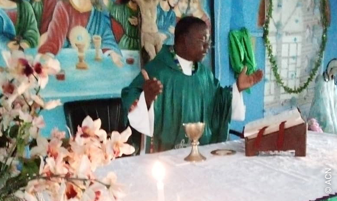 Le Père Emmanuel Francis Allie pendant la sainte messe dans une église vide lors de COVID-19.