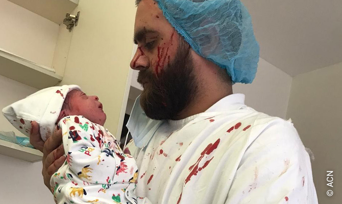 Der Sohn von Christelle und Jad war gerade 15 Minuten auf der Welt, als es im Hafen von Beirut zu einer riesigen Explosion kam. Das Baby blieb trotz der herumfliegenden Gegenstände und Glassplitter unverletzt.