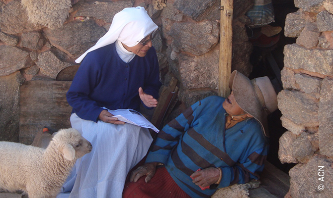 Una suora missionaria della Congregazione delle “Missionarie di Gesù Verbo e Vittima” durante il lavoro pastorale a San Rafael.