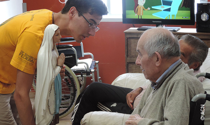 Des séminaristes soutenus par ACN rendent visite aux résidents d’une maison de retraite à Nueve de Julio.