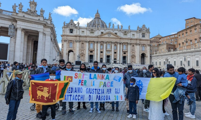 Certaines des victimes des attentats du dimanche de Pâques 2019 au Sri Lanka lors de la cérémonie de commémoration célébrée dans la Cité du Vatican le 25 avril 2022.