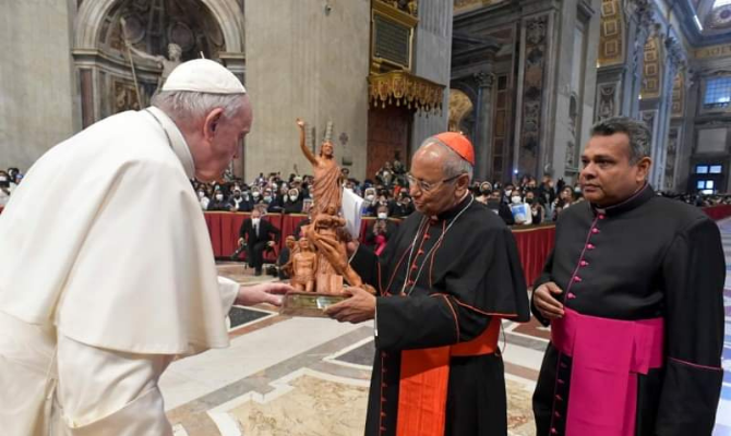 Le pape François recevant un cadeau du cardinal Malcolm Ranjith (cardinal du Sri Lanka) lors de la cérémonie de commémoration des victimes des attentats du dimanche de Pâques 2019 au Sri Lanka célébrée dans la Cité du Vatican.