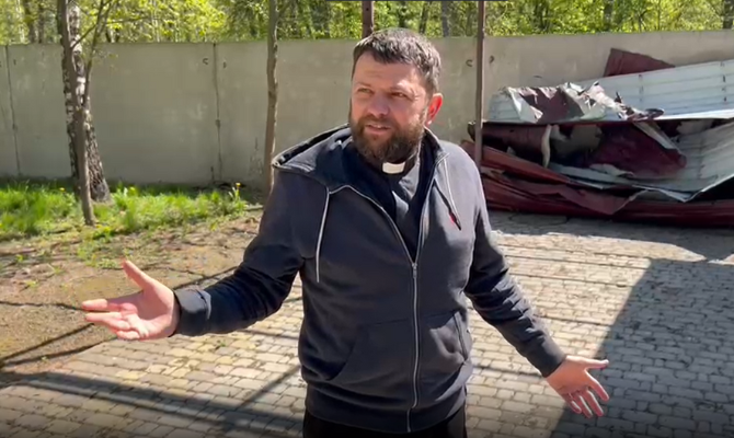 El padre Ruslan Mykhalkiv explicando los atentados al seminario de Vorzel