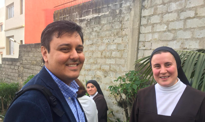 Rafael D´Aqui (ACN) with Carmelite Descalced sisters