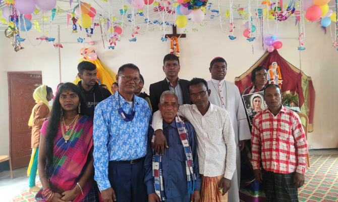 Bischof und Familien in Bangladesch