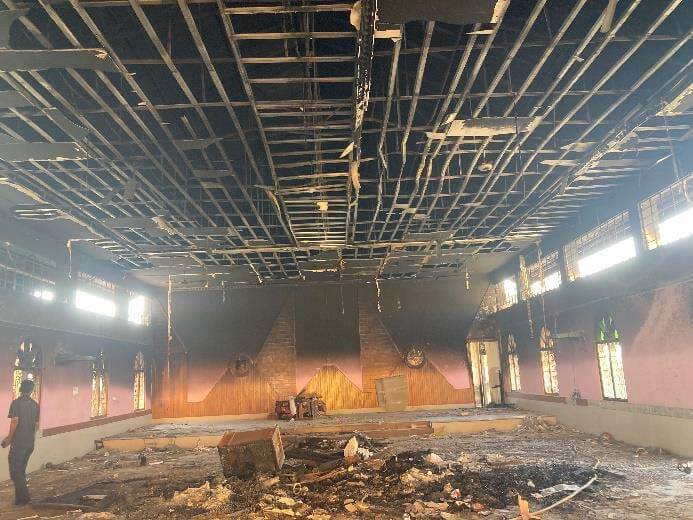 Incendio provocado en la parroquia del Santísimo Redentor de Canchipur, archidiócesis de Imphal, Manipur (India).