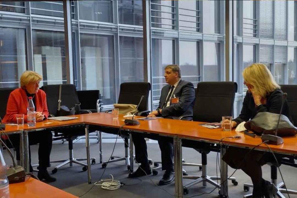 F. Ripka, ACN Allemagne, M. Clark avec le Prof. M. Grütters, membre du Bundestag allemand.