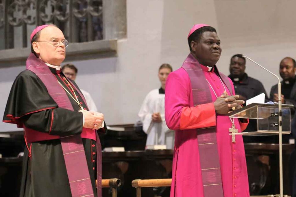 Mgr B. Meier, évêque d’Augsbourg, avec Mgr W. Anagbe du Nigeria, lors d’une cérémonie de prière.