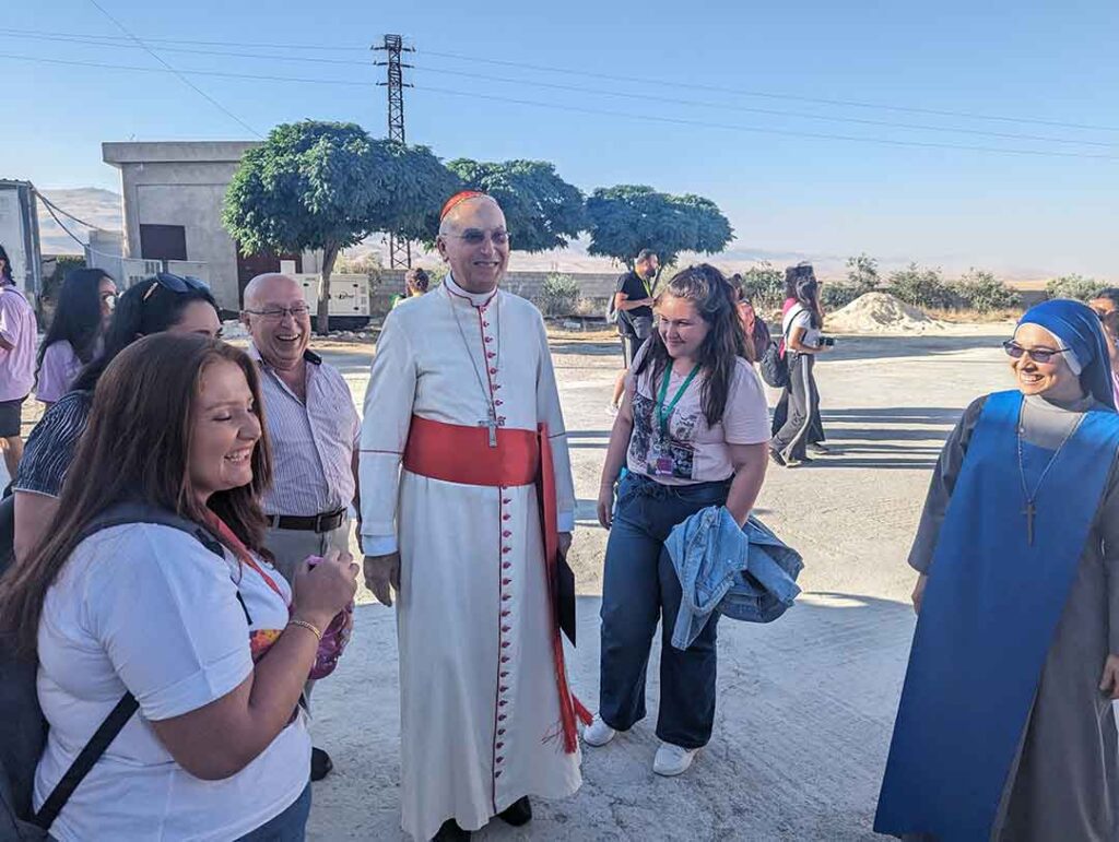 El Cardenal Mario Zenari visitando la Jornada Mundial de la Juventud (JMJ) Siria 2023