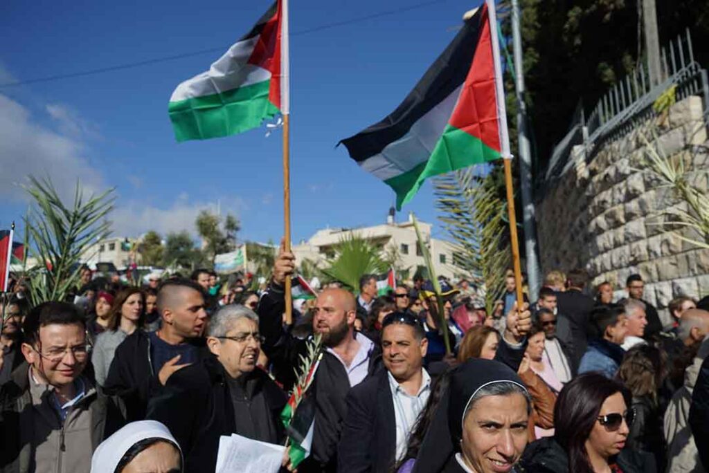 Wie jedes Jahr nahmen Tausende von Christen - sowohl Einheimische als auch Besucher aus dem Ausland - an der Palmsonntagsprozession teil. Aufgrund der Gewalt und der politischen Lage nahm nach Angaben der israelischen Polizei nur die Hälfte der Teilnehmer vom letzten Jahr teil. Angeführt wurde die Prozession vom Ltin-Patriarchen Fouad Twal mit Bischöfen und seinem Klerus. Die Prozession begann in Betphage auf dem Ölberg und endete in der St. Anna Kirche in der Altstadt von Jerusalem.