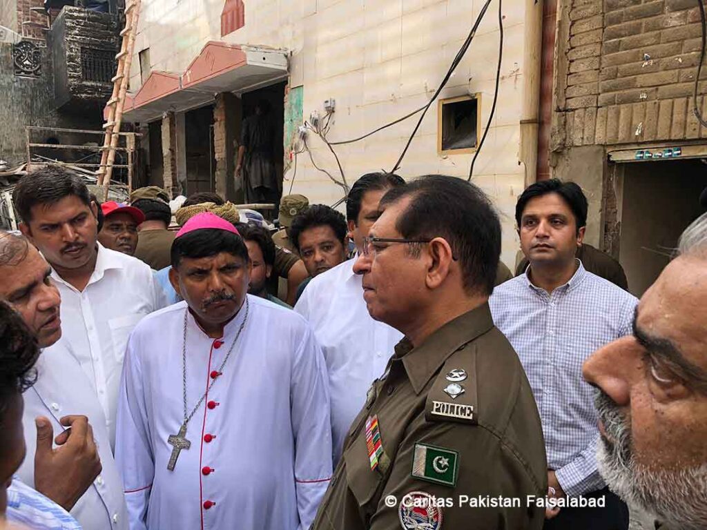 Besuch von Bischof Joseph Indrias Rehmat in der christlichen Gemeinde in Jarnawala nach dem Angriff