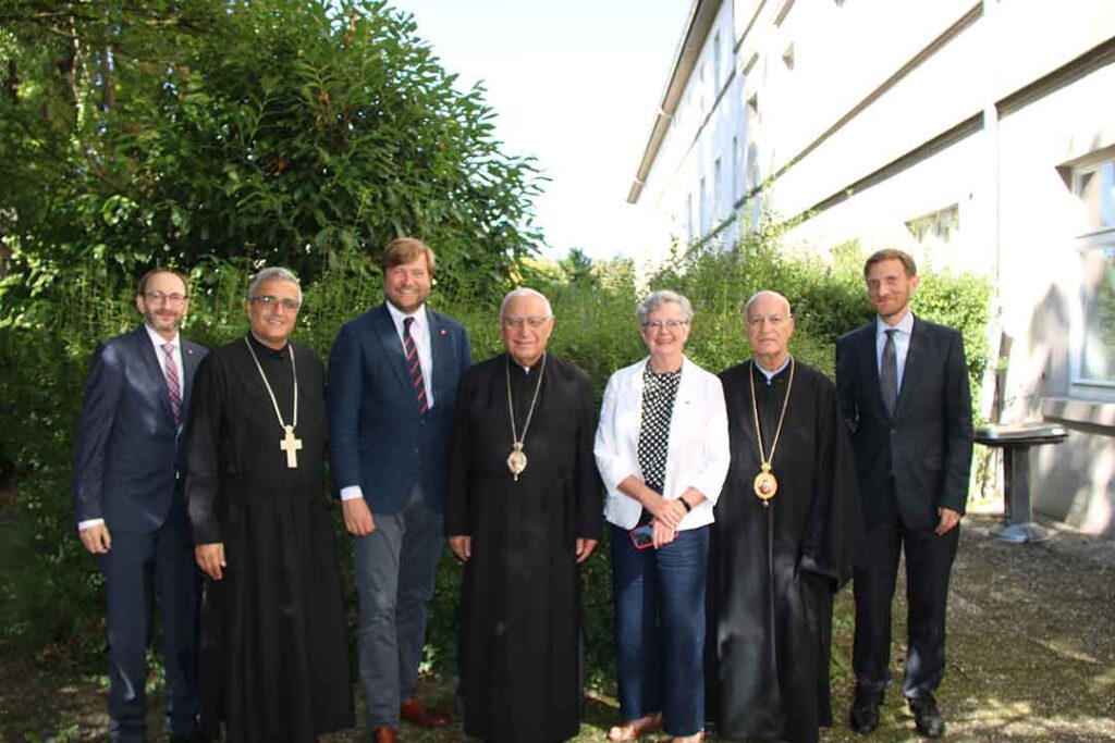 Besuch Seiner Seligkeit Youssef Absi (Melkitischer Griechischer Patriarch von Antiochien) am Sitz von ACN International in Königstein.Philipp Ozores (Generalsekretär von ACN International) (dritter von links), Seine Seligkeit Youssef Absi (in der Mitte), Regina Lynch (Executive President von ACN International) (dritte von rechts), Marco Mencaglia (erster von rechts).