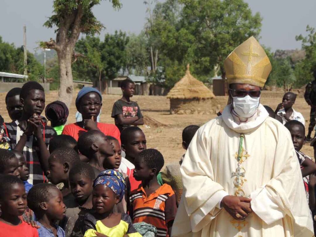 Mgr Bruno Ateba avec des réfugiés à Minawao, Cameroun