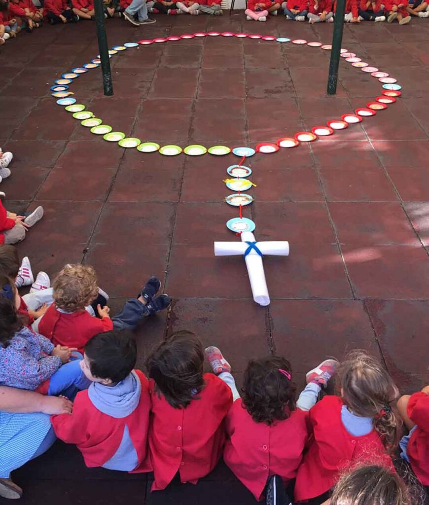 Children üraying the rosary in the Sacred Heart of Jesus Social Centre in Lisbon