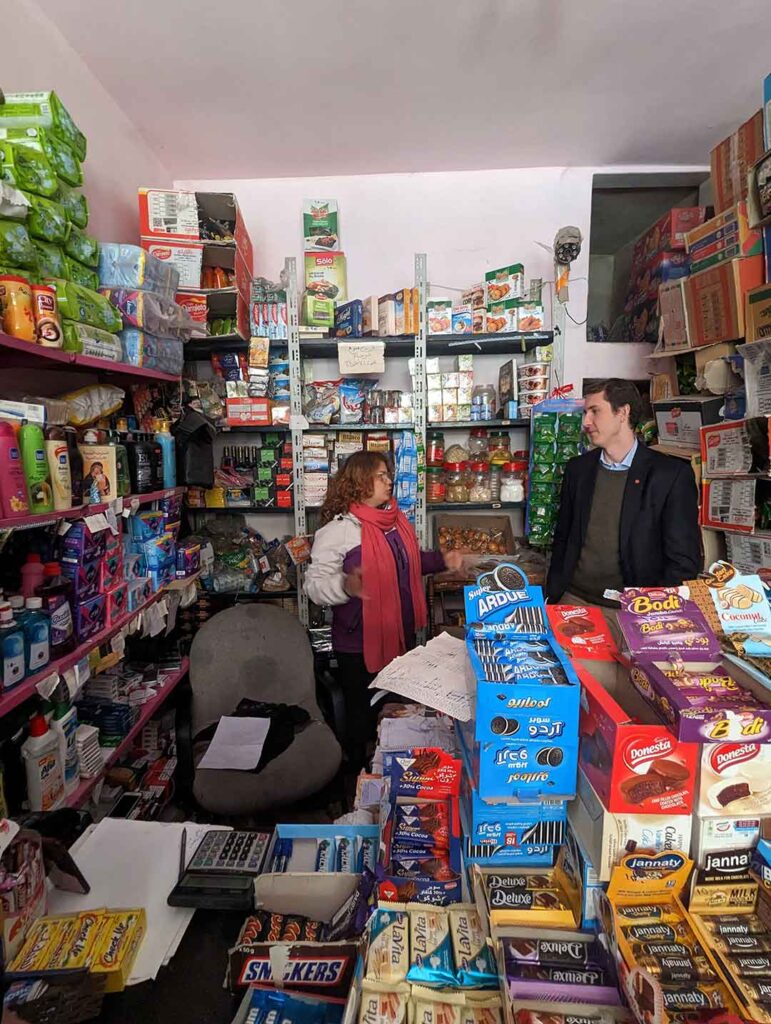 Tamara Gergos, Nutznießerin eines von ACN finanzierten Mikroprojekts, mit dem sie einen Minimarkt eröffnete, im Gespräch mit Xavier Bisits (Leiter der Abteilung Libanon und Syrien von ACN).