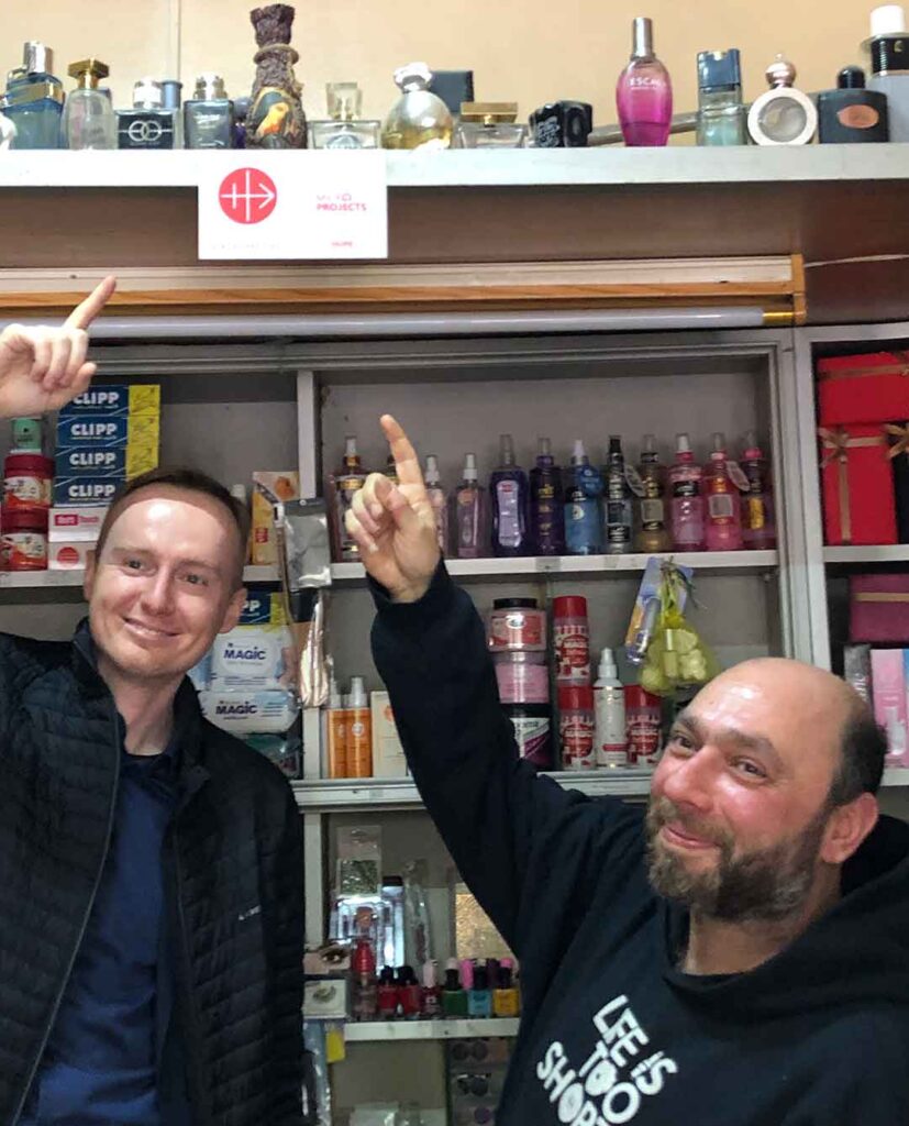 Mousa Fares (rechts), Nutznießer eines von ACN finanzierten Mikroprojekts, mit dem er ein Parfümgeschäft eröffnete, und Miroslav Dzurech (links), Direktor von ACN Slowakei.