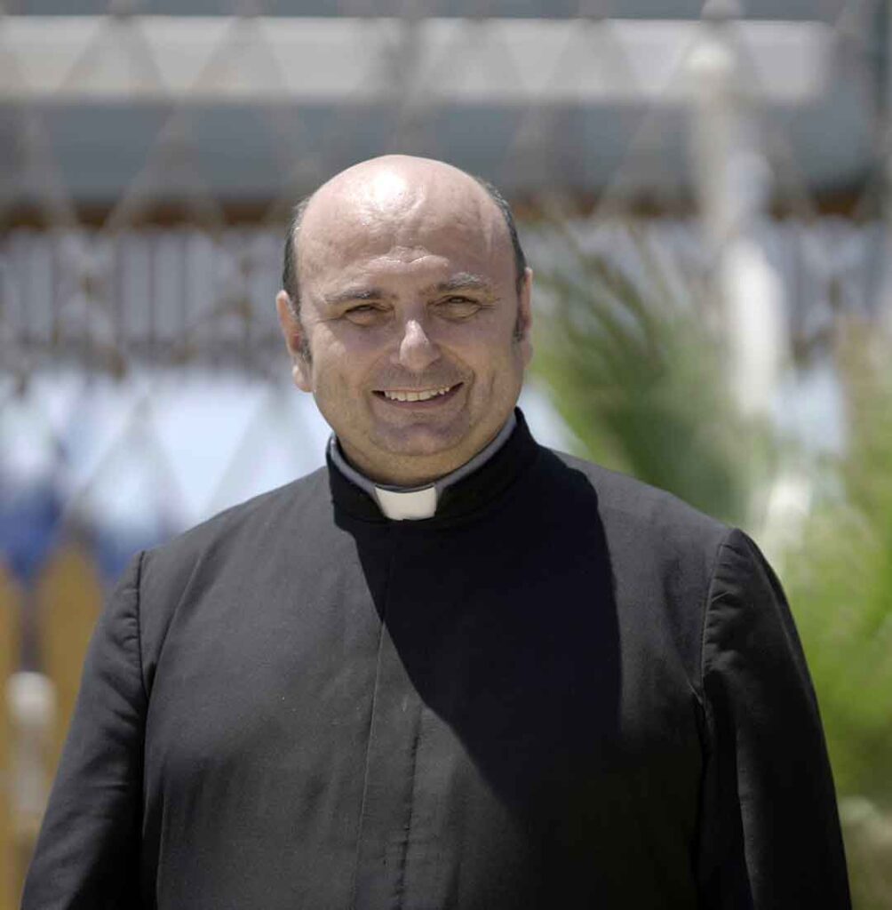 P. Gabriel Romanelli - Sacerdotes y hermanas que trabajan en la iglesia latina de la Sagrada Familia en Gaza.