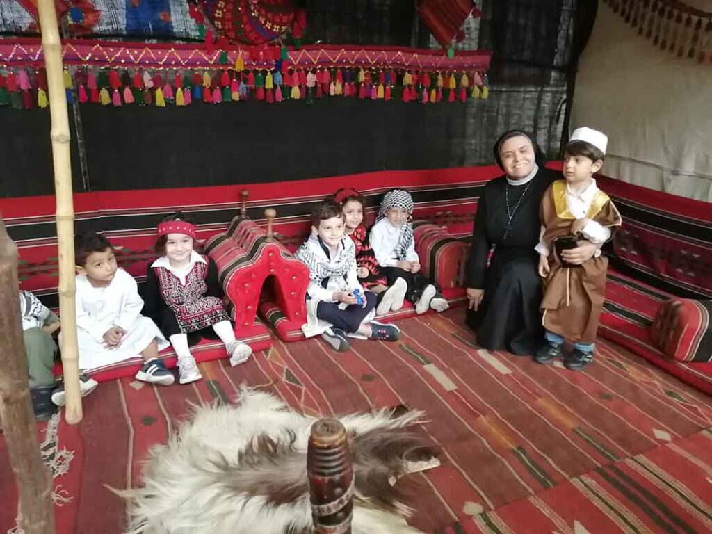 Sœur Nabila avec un groupe de petits élèves
