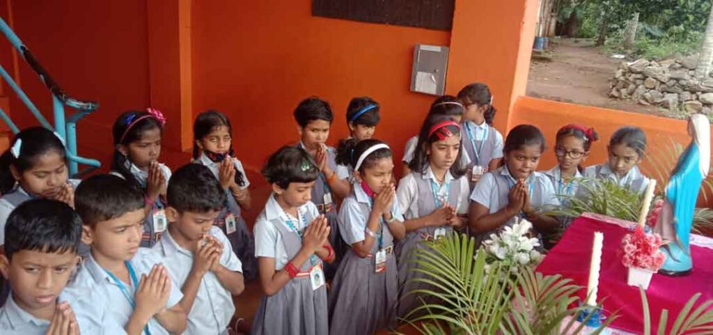 Niños y jóvenes rezando el rosario en la diócesis de Idukki-MLB - India