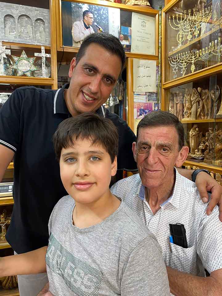Rony Tabash rêve que son fils Victor soit la prochaine génération à diriger le magasin de la Nativité à Bethléem.