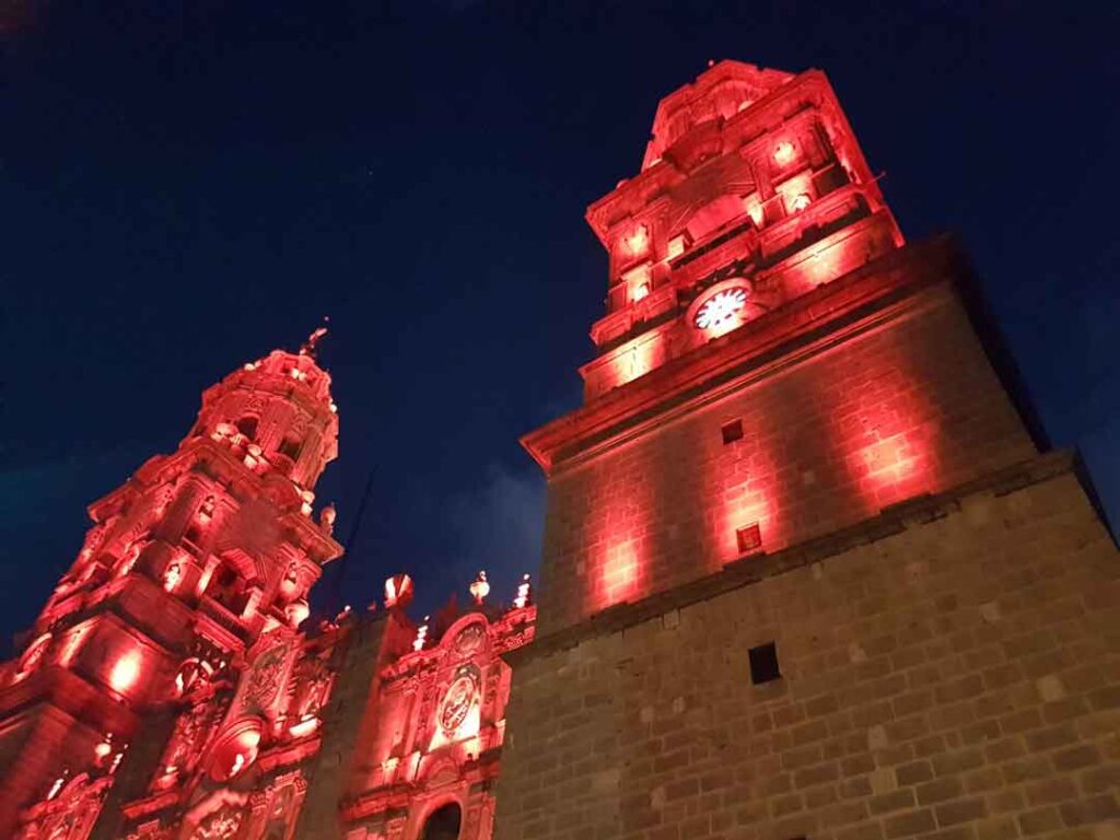 La Catedral de Morelia iluminada de rojo por la noche