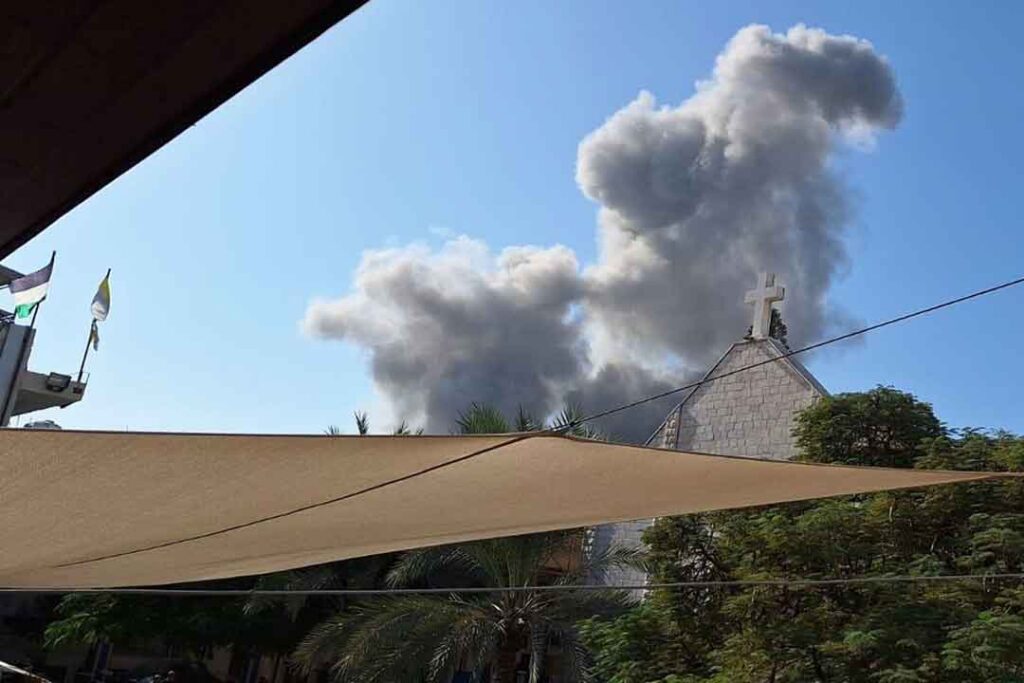 Zerstörung und Bombardierung in und um die Kirche der Heiligen Familie