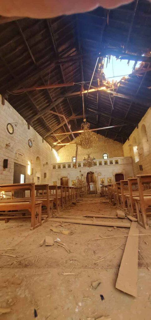 La iglesia católica melquita de Yaroun dañada por una explosión en los enfrentamientos del sur del Líbano, 2023.