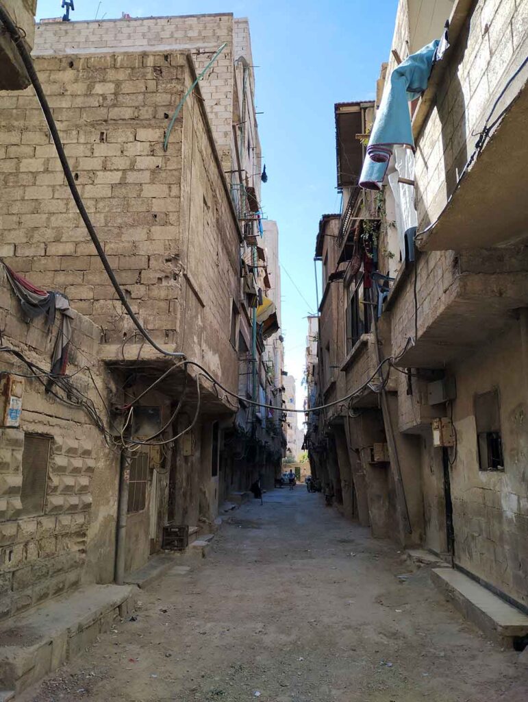 Dies ist die Straße, in der die sehr arme Familie aus Kashkoul (Vorort von Damaskus) lebt, die von der ACN-Hilfe profitiert.
