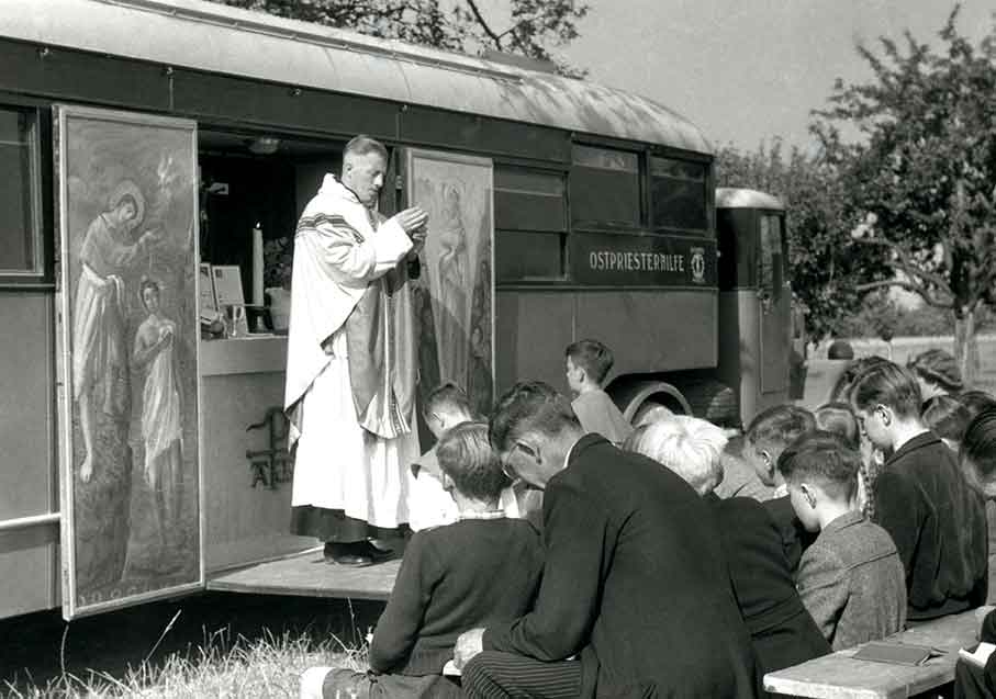 Heilige Messe mit Pater Titus Torring im Kapellen-Truck für katholische Flüchtlinge in einem protestantischen Dorf.