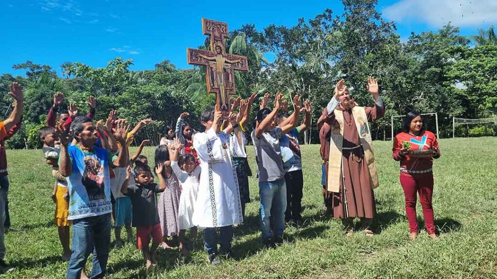 Le frère Paolo Braghini en train de prier avec les Indiens Ticuna en Amazonie brésilienne.