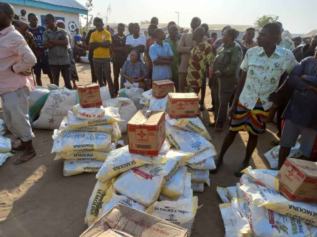 Alimentos para los desplazados internos que viven en el campo de Daudu, en el estado de Benue.