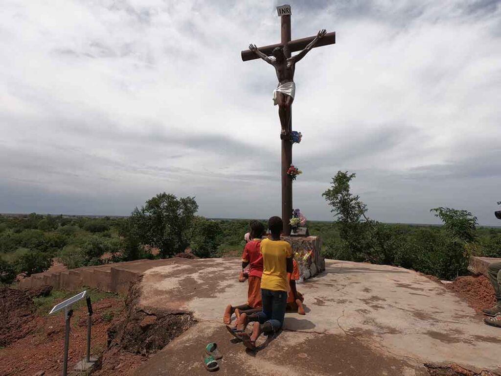 Peregrinos rezando en el Santuario de Nuestra Señora de Yagma