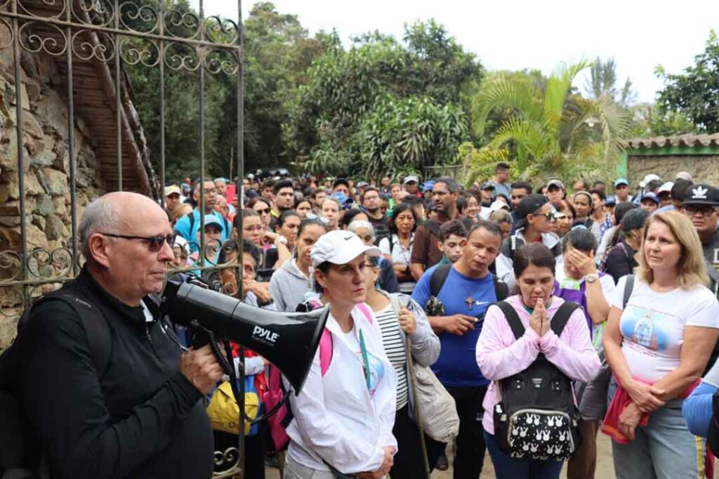 L'évêque Raúl Biord Castillo pendant le pèlerinage de Notre-Dame de Lourdes