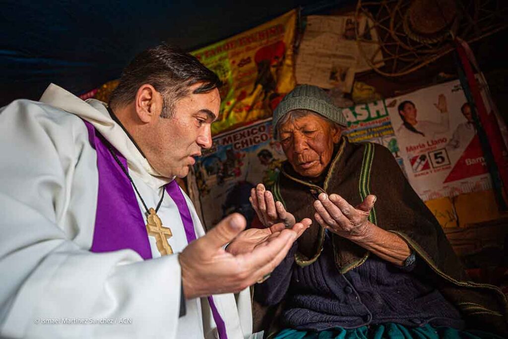 Mgr Giovanni Cefai, évêque de Huancané, donne l'onction à la malade Mary, 70 ans, dans le district de Rosaspata