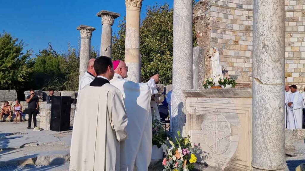 Messe de la Théotokos avec l'archevêque d'Izmir Martin Kmetec