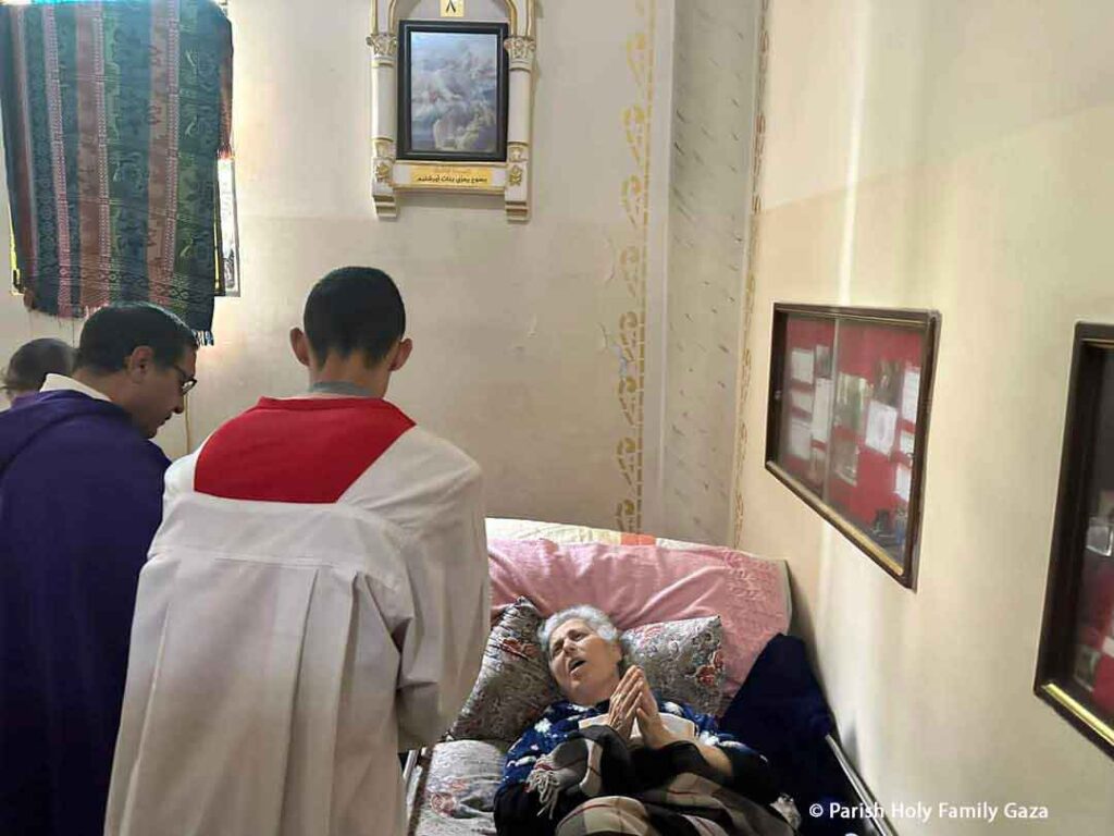 Sagrada Comunión en la parroquia de la Sagrada Familia de Gaza.