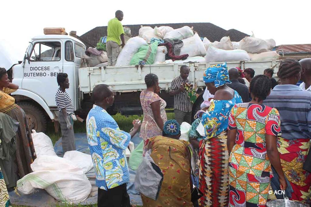Vertriebene und Flüchtlinge im Osten der Demokratischen Republik Kongo erhalten Hilfe von der katholischen Kirche.
