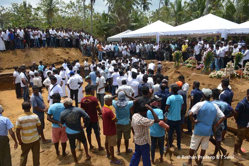Funeral común por las víctimas del Domingo de Resurrección en la iglesia de San Sebastián de Katuwapitiya, Negombo (Sri Lanka)