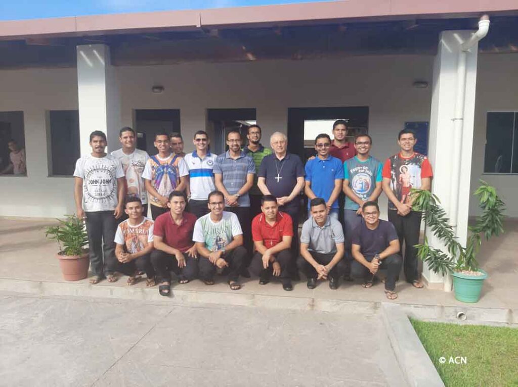 Seminarians of Dom Vicente Zico with Bishop Carlos Verzeletti.