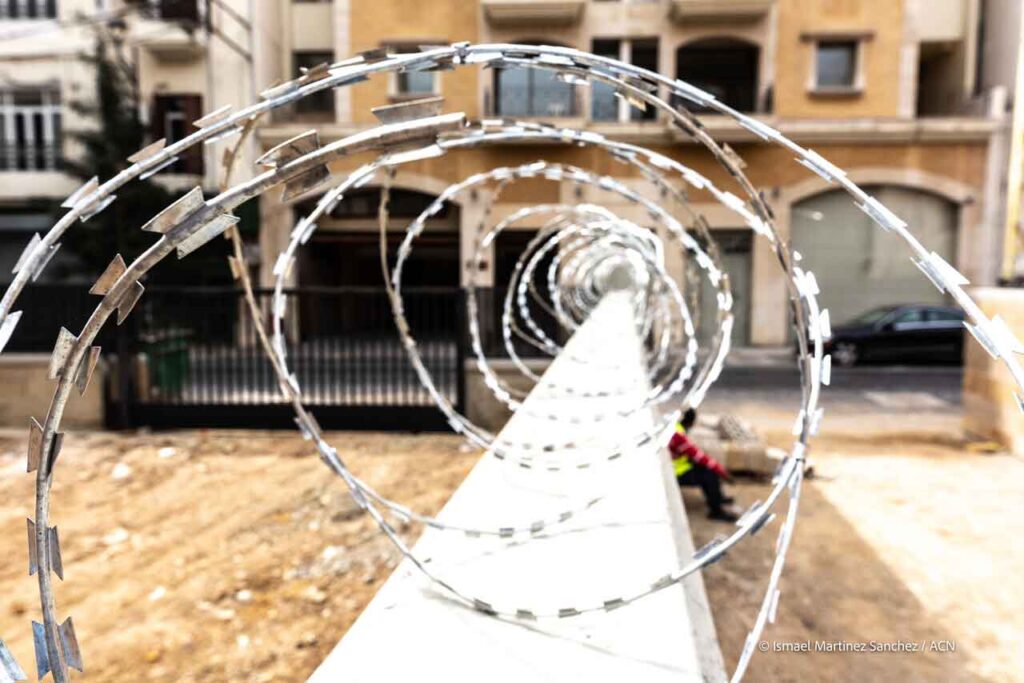 Calles de Beirut cercadas con alambre de espino.