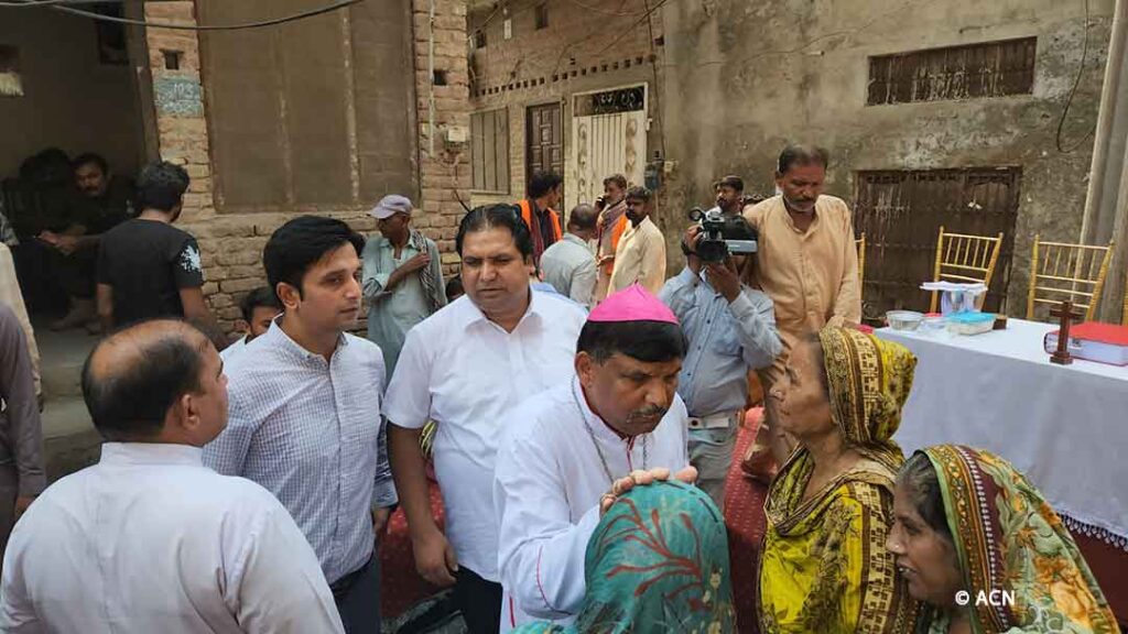 Visit of the Bishop Joseph Indrias Rehmat to the Christian Town in Jarnawala after the attack