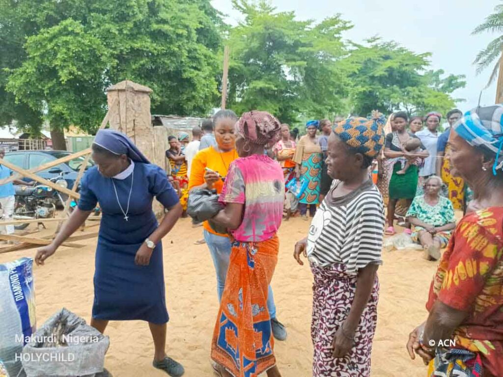 Alimentos para los desplazados internos que viven en el campo de Daudu, en el estado de Benue.
