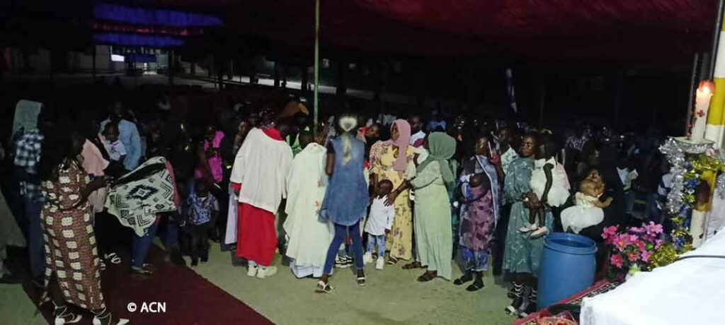 Bautismo de 16 personas en Port Sudan durante la Vigilia Pascual