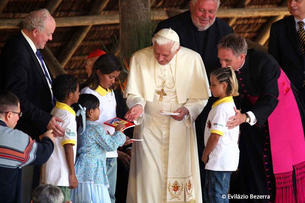 El Papa Benedicto XVI distribuye el ejemplar 10 millones de la edición brasileña-portuguesa de la Biblia del Niño de AIN "Dios habla a sus hijos".