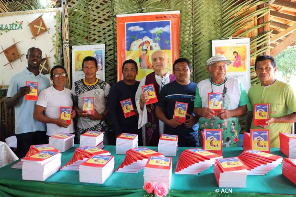 Distribución de la Biblia del Niño en Saterê-Mawé