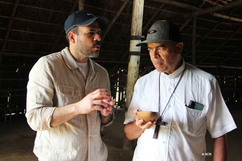 Luis Vildoso, ACN Latin America Head of Section (on the left) and Monsignor Medardo Henao del Río, Vicar Apostolic of Mitú (on the right)