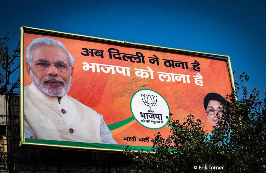 Un cartel callejero de Narendra Modi en Delhi