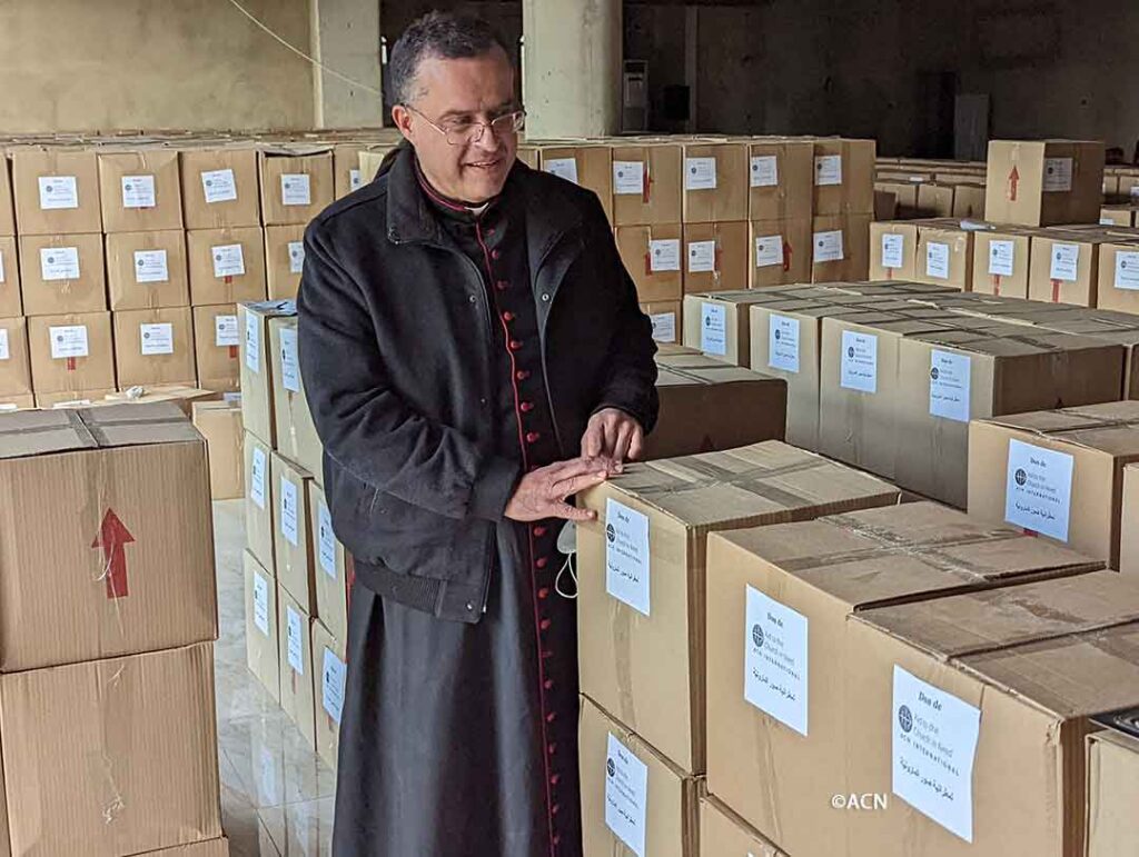 El arzobispo Charbel Abdallah en el almacén donde se guardaban los paquetes de alimentos