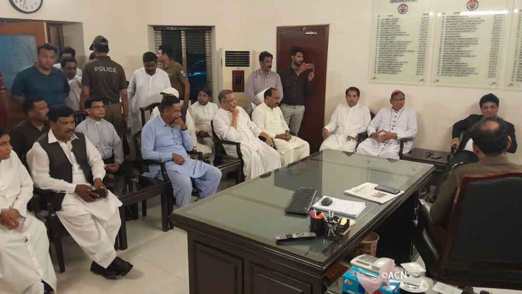El arzobispo de Islamabad-Rawalpindi, Joseph Arshad, durante una visita a la jefatura de policía para tratar el reciente incidente de violencia anticristiana